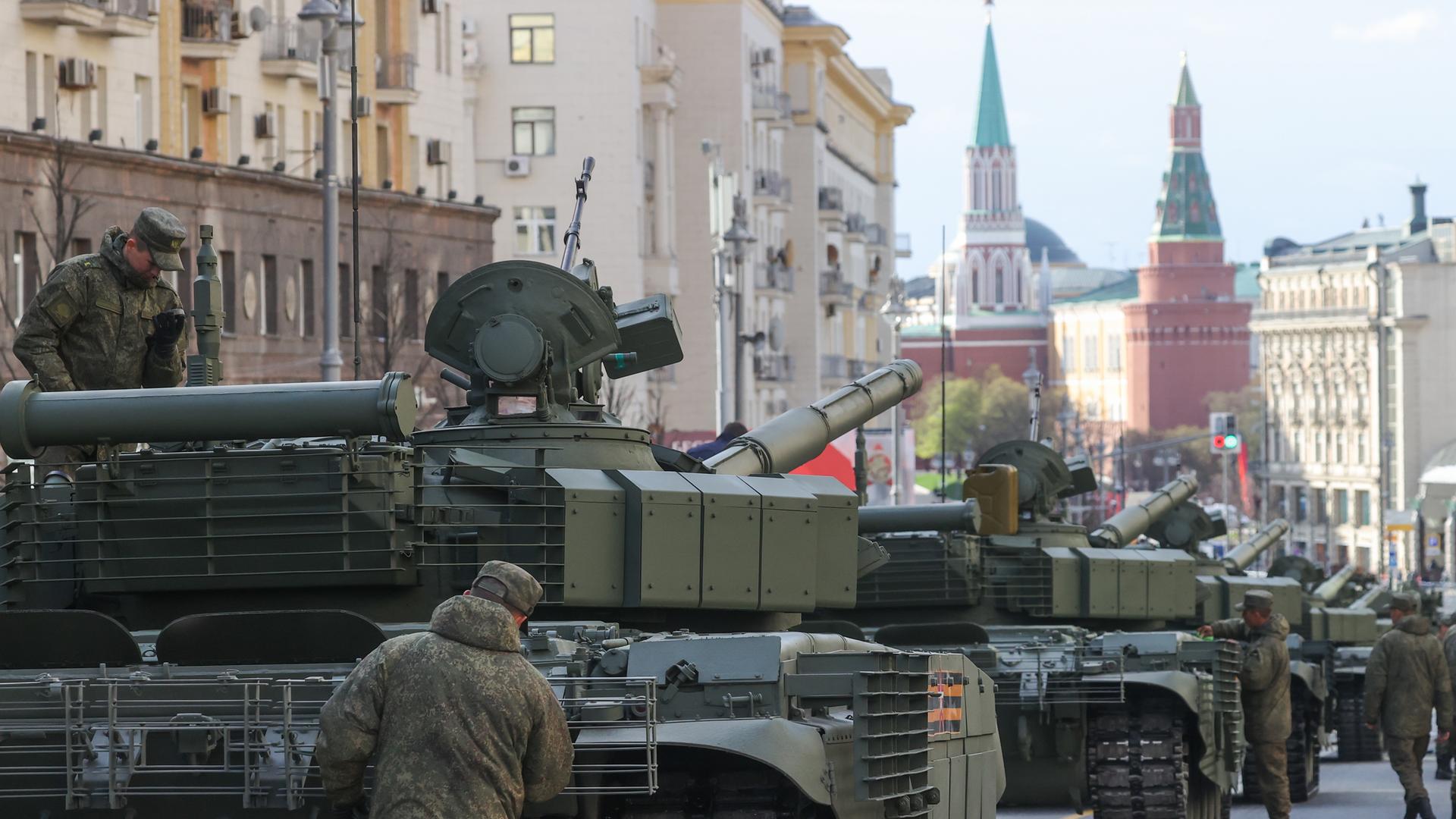 Panzer auf dem Weg zur Parade am 9. Mai 2022 in Moskau.