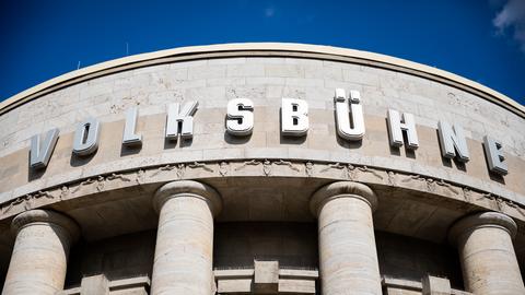Ansicht auf die Fassade der Berliner Volksbühne.