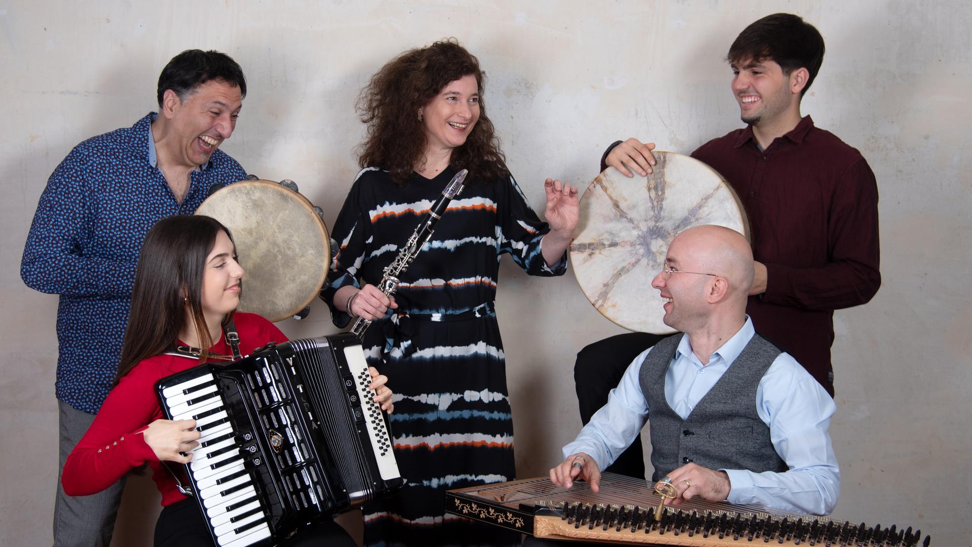 Foto des Ensembles FisFüz & Guests zeigt fünf Musikerinnen und Musiker mit ihren Instrumenten