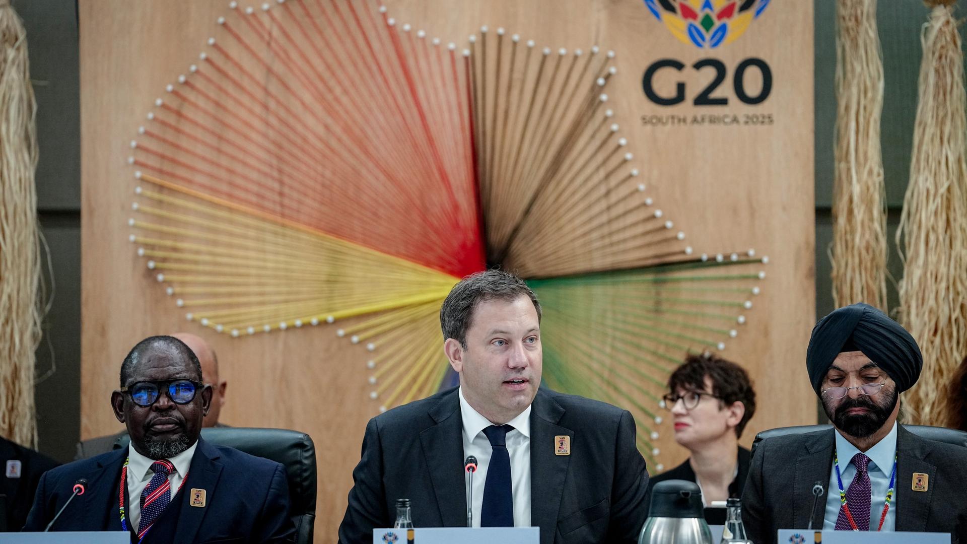 Lars Klingbeil (Mitte), Bundesminister der Finanzen, Vizekanzler und SPD-Bundesvorsitzender spricht am Rande des Treffens der Finanzminister und Zentralbankchefs der G20-Staaten am Compact with Africa Summit.