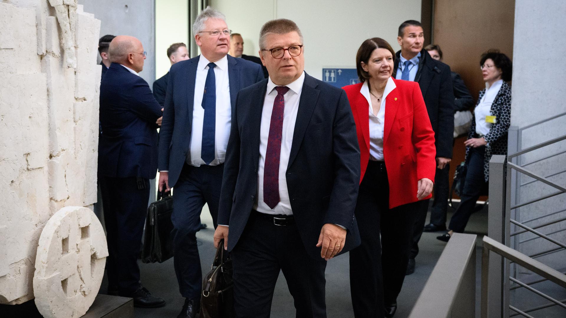 Bruno Kahl (l-r), Präsident des Bundesnachrichtendienstes (BND), Thomas Haldenwang, Präsident des Bundesamts für Verfassungsschutz (BfV), und Martina Rosenberg, Präsidentin des Militärischen Abschirmdienstes (MAD), kommen zur öffentlichen Sitzung des Parlamentarischen Kontrollgremiums des Deutschen Bundestages. 