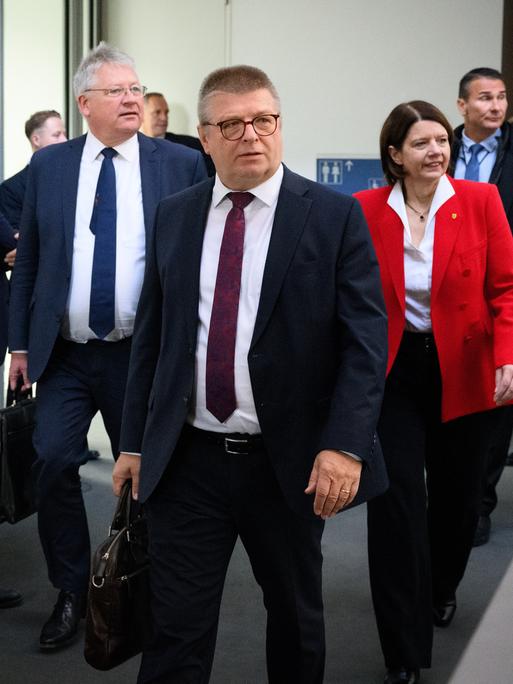 Bruno Kahl (l-r), Präsident des Bundesnachrichtendienstes (BND), Thomas Haldenwang, Präsident des Bundesamts für Verfassungsschutz (BfV), und Martina Rosenberg, Präsidentin des Militärischen Abschirmdienstes (MAD), kommen zur öffentlichen Sitzung des Parlamentarischen Kontrollgremiums des Deutschen Bundestages. 