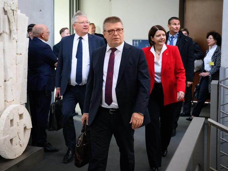 Bruno Kahl (l-r), Präsident des Bundesnachrichtendienstes (BND), Thomas Haldenwang, Präsident des Bundesamts für Verfassungsschutz (BfV), und Martina Rosenberg, Präsidentin des Militärischen Abschirmdienstes (MAD), kommen zur öffentlichen Sitzung des Parlamentarischen Kontrollgremiums des Deutschen Bundestages. 