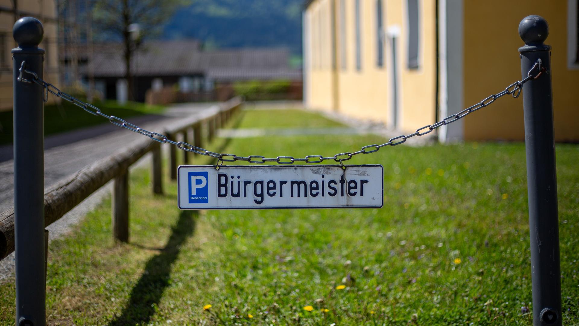 Ein Schild weist auf einen Parkplatz hin, der für den Bürgermeister reserviert ist. Ein Schild weist auf einen Parkplatz hin, der für den Bürgermeister reserviert ist.