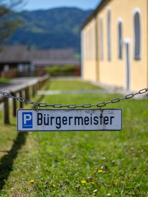 Ein Schild weist auf einen Parkplatz hin, der für den Bürgermeister reserviert ist.
