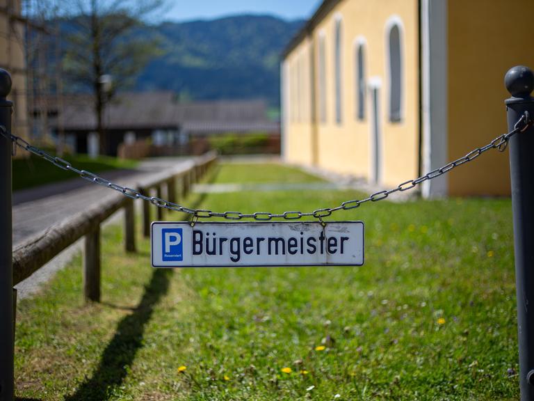 Ein Schild weist auf einen Parkplatz hin, der für den Bürgermeister reserviert ist.