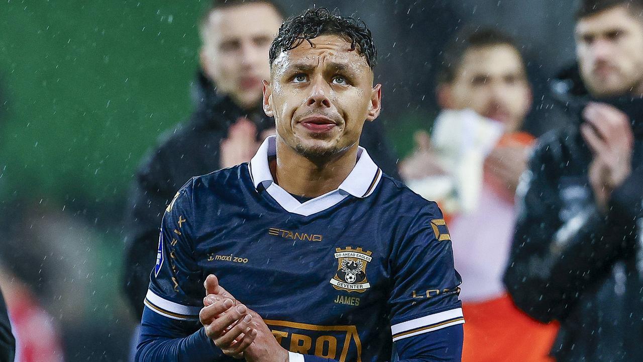 Fußballer Dean James steht bei einem Spiel zwischen Groningen und Go Ahead Eagles im Regen.