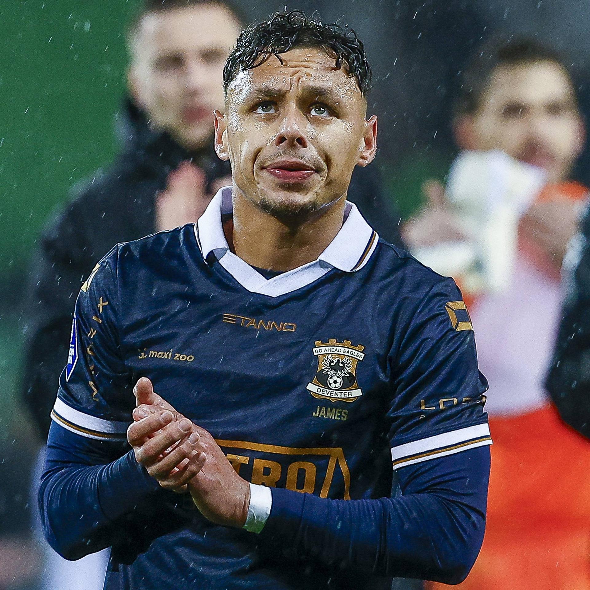Fußballer Dean James steht bei einem Spiel zwischen Groningen und Go Ahead Eagles im Regen.