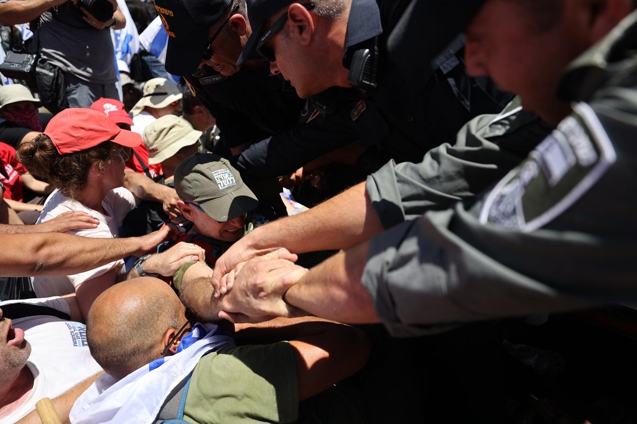 Handgemenge zwischen Sicherheitskräften und Demonstranten vor der Knesset: Im israelischen Parlament wird über einen entscheidenden Teil der Justizreform abgestimmt.