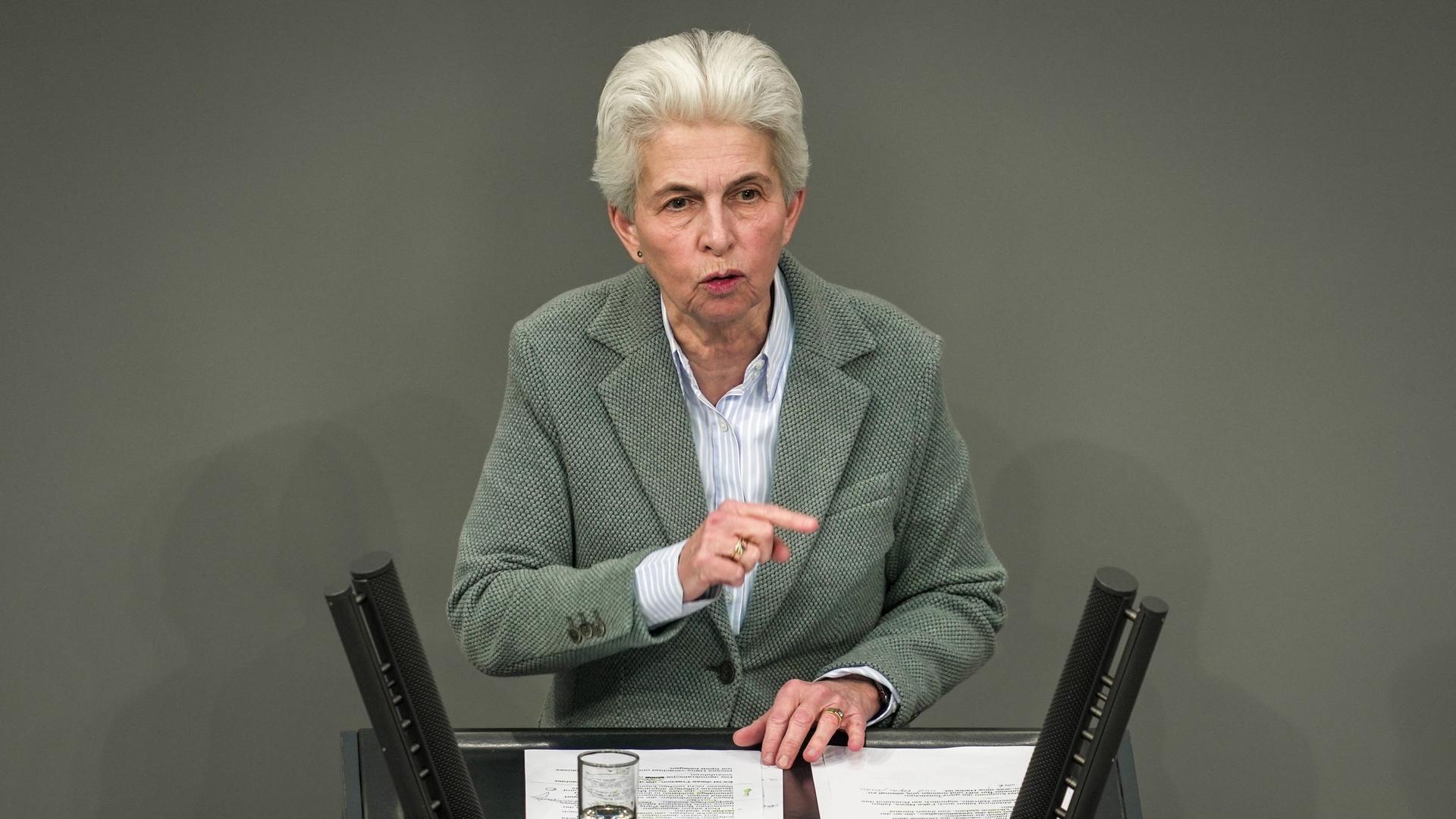 Die FDP-Abgeordnete Marie-Agnes Strack-Zimmermann spricht im Bundestagsplenum.