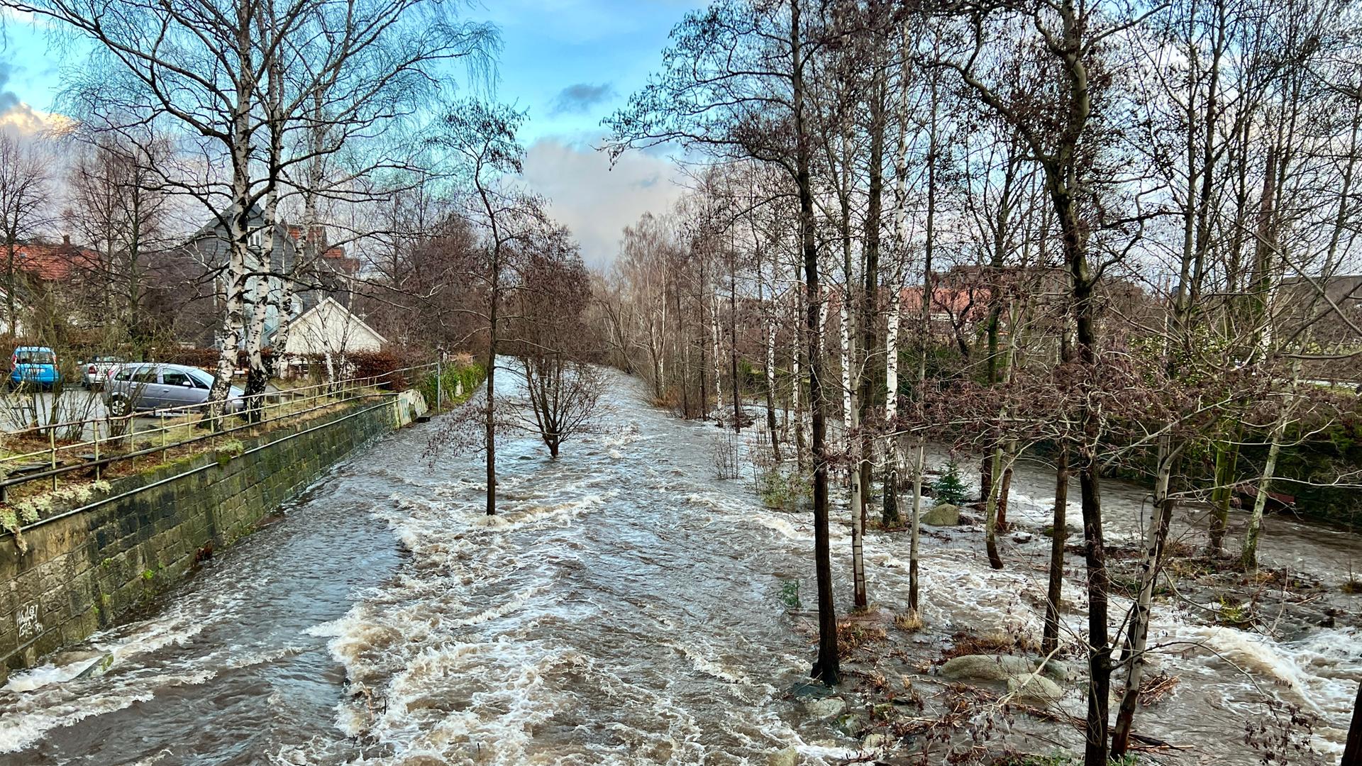 Hochwasser in der niedersächsischen Stadt Oker: Der gleichnamige Fluß hat Teile der Ufer-Promenade überschwemmt.