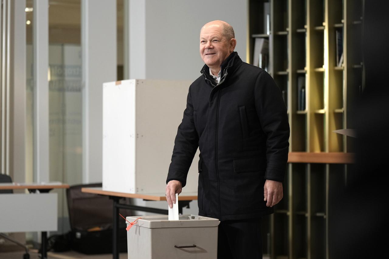 Olaf Scholz (SPD), Bundeskanzler und Kanzlerkandidat, gibt in dem Wahllokal in der IHK in Potsdam seine Stimme ab. 