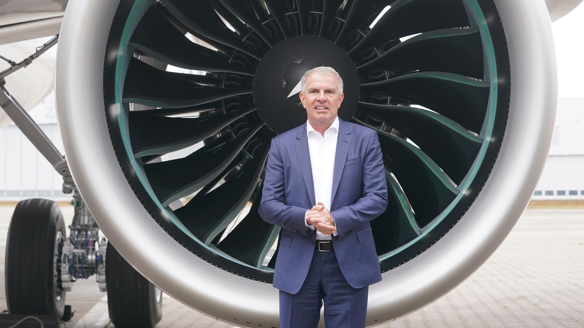 Carsten Spohr, Vorstandsvorsitzender der Deutschen Lufthansa AG, steht am Flughafen vor einem Triebwerk eines Airbus Carsten Spohr, Vorstandsvorsitzender der Deutschen Lufthansa AG, steht am Flughafen vor einem Triebwerk eines Airbus