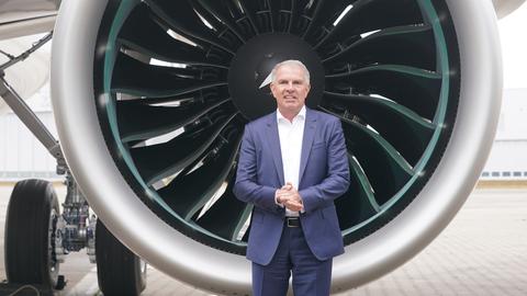 Carsten Spohr, Vorstandsvorsitzender der Deutschen Lufthansa AG, steht am Flughafen vor einem Triebwerk eines Airbus 