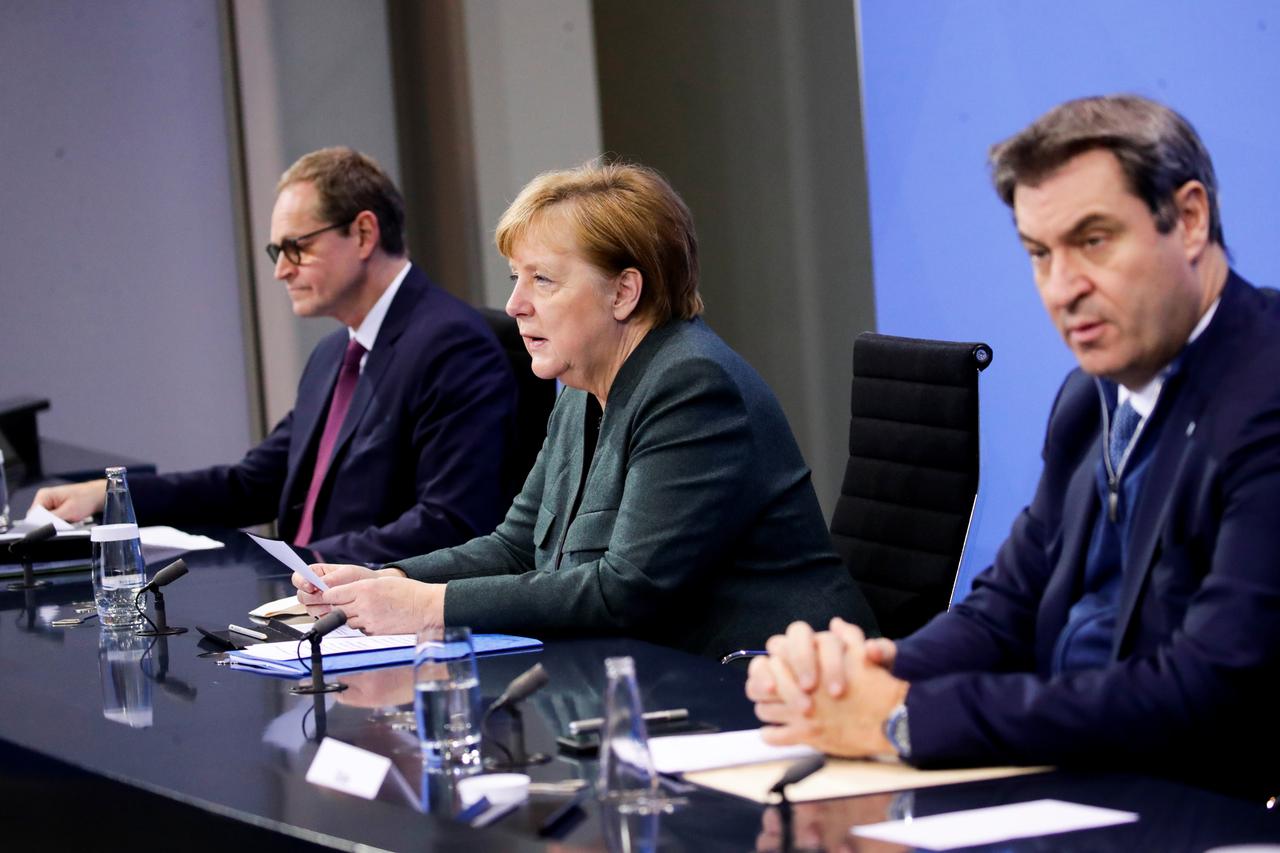 Bundeskanzlerin Angela Merkel, Berlins Regierender Bürgermeister Michael Müller und der CSU-Vorsitzende Markus Söder geben eine Pressekonferenz im Bundeskanzleramt zu den Ergebnissen der Bund-Länder-Beratungen.