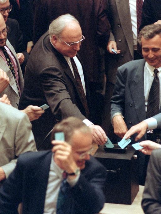 Bundeskanzler Helmut Kohl zusammen mit anderen Abgeordneten bei der Stimmabgabe. Der Bundestag hat am 26. Mai 1993 mit der erforderlichen Zwei-Drittel-Mehrheit die Ãnderung des Grundgesetzartikels 16 und damit die Neufassung des Asylrechts beschlossen