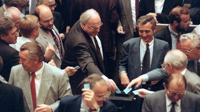 Bundeskanzler Helmut Kohl zusammen mit anderen Abgeordneten bei der Stimmabgabe. Der Bundestag hat am 26. Mai 1993 mit der erforderlichen Zwei-Drittel-Mehrheit die Ãnderung des Grundgesetzartikels 16 und damit die Neufassung des Asylrechts beschlossen