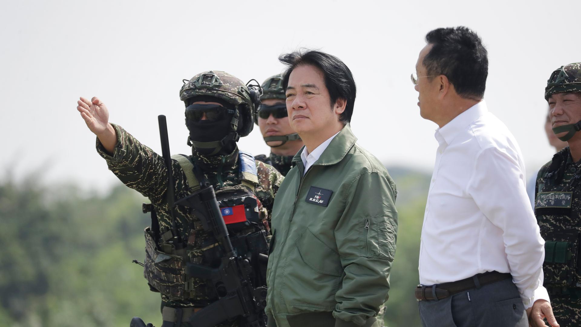 Der taiwanesische Präsident Lai Ching-te (M) beobachtet im Süden Taiwans die taiwanesische Marine bei Übungen zu Küstenangriffen und Küstenverteidigung im Rahmen der jährlichen "Han Kuang"-Militärübungen.