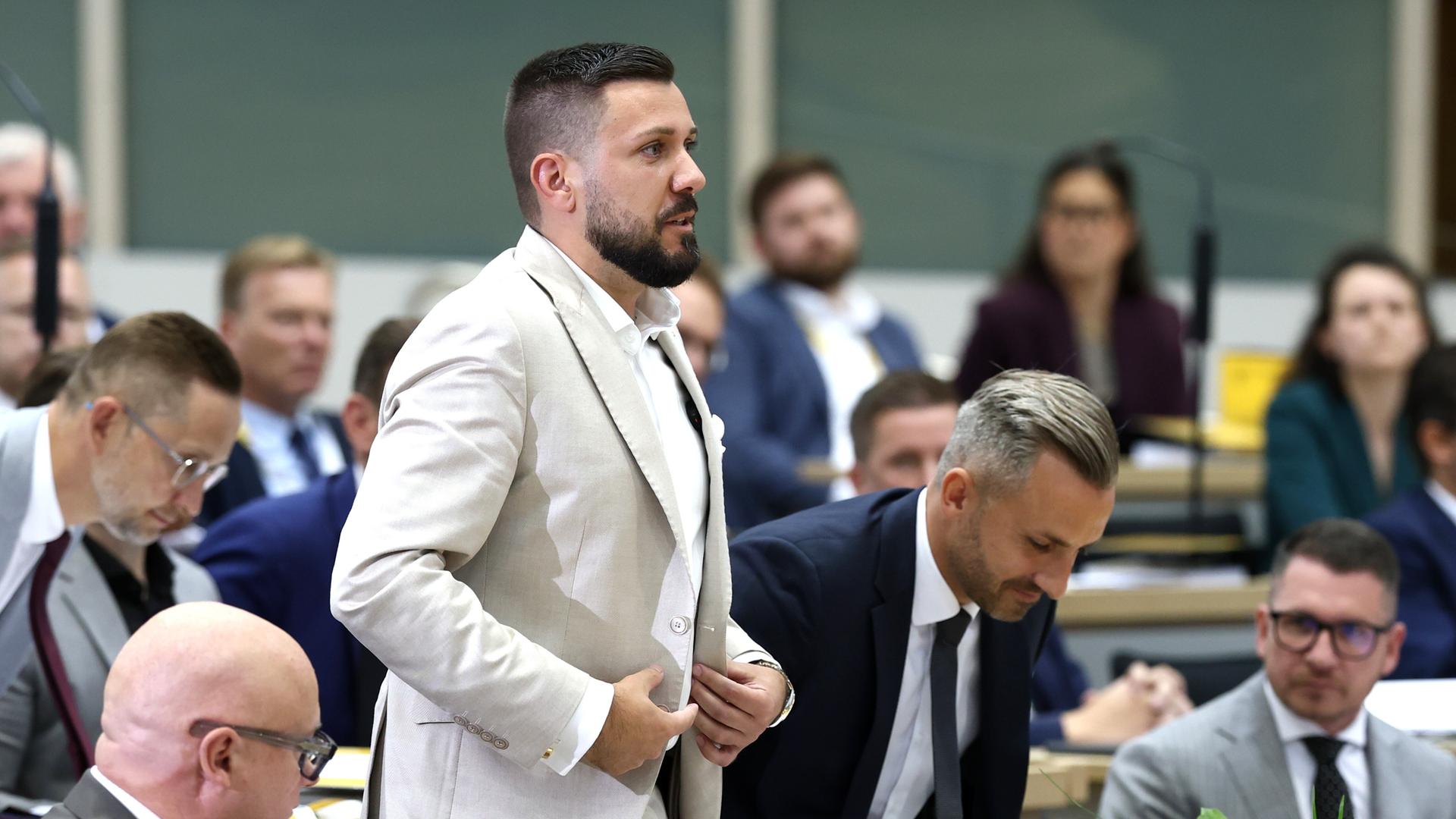 Tobias Rausch (AfD) steht neben Ulrich Siegmund (AfD) auf, um die Wahl zum Landtagspräsidenten anzunehmen, während der konstituierenden Sitzung des Landtags von Sachsen-Anhalt. Tobias Rausch (AfD) steht neben Ulrich Siegmund (AfD) auf, um die Wahl zum Landtagspräsidenten anzunehmen, während der konstituierenden Sitzung des Landtags von Sachsen-Anhalt.