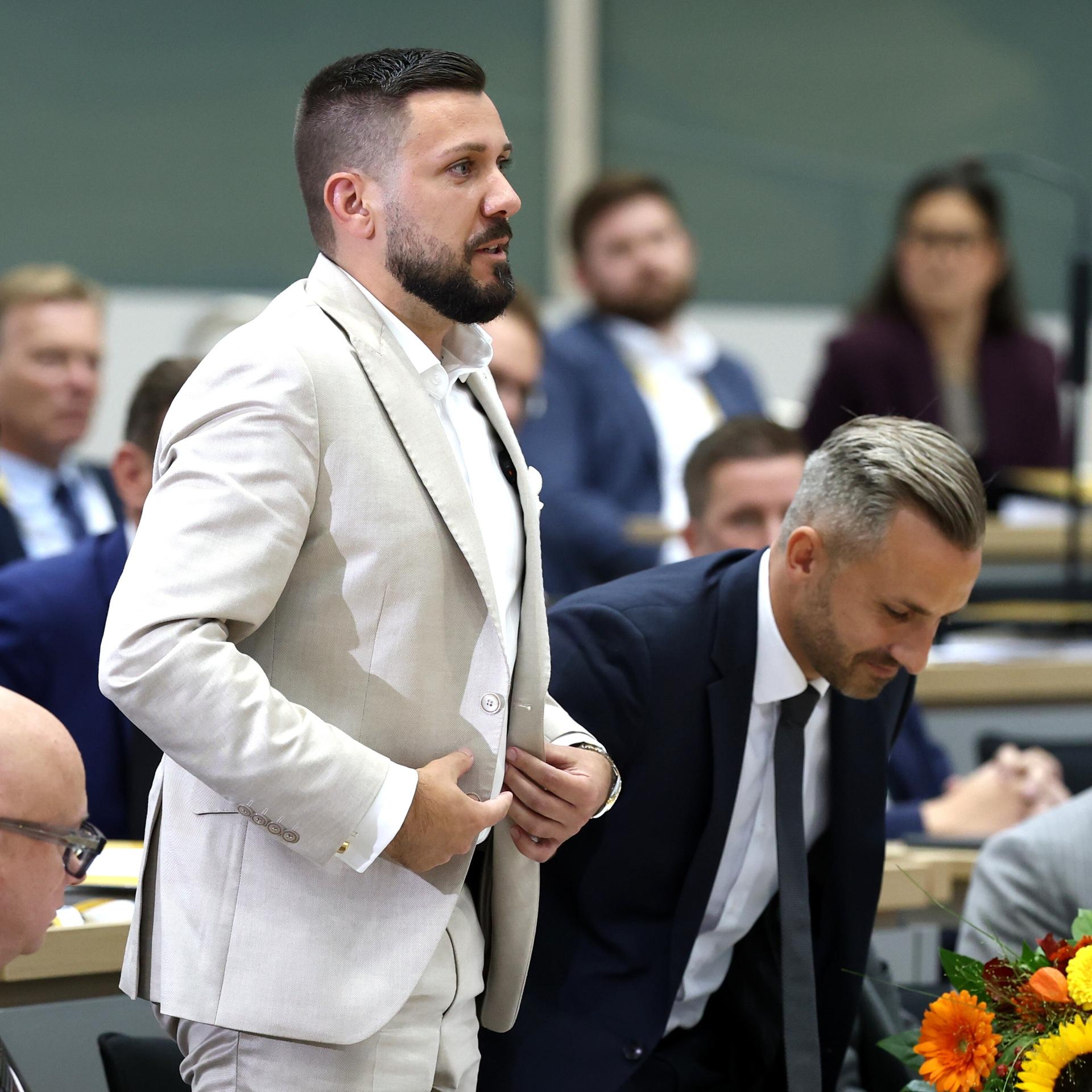 Tobias Rausch (AfD) steht neben Ulrich Siegmund (AfD) auf, um die Wahl zum Landtagspräsidenten anzunehmen, während der konstituierenden Sitzung des Landtags von Sachsen-Anhalt.