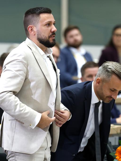 Tobias Rausch (AfD) steht neben Ulrich Siegmund (AfD) auf, um die Wahl zum Landtagspräsidenten anzunehmen, während der konstituierenden Sitzung des Landtags von Sachsen-Anhalt. Tobias Rausch (AfD) steht neben Ulrich Siegmund (AfD) auf, um die Wahl zum Landtagspräsidenten anzunehmen, während der konstituierenden Sitzung des Landtags von Sachsen-Anhalt.