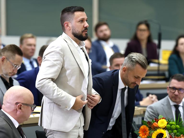 Tobias Rausch (AfD) steht neben Ulrich Siegmund (AfD) auf, um die Wahl zum Landtagspräsidenten anzunehmen, während der konstituierenden Sitzung des Landtags von Sachsen-Anhalt.