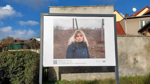 Das Foto auf einer Werbetafel zeigt eine Frau in Irpin während des Ukraine-Kriegs.