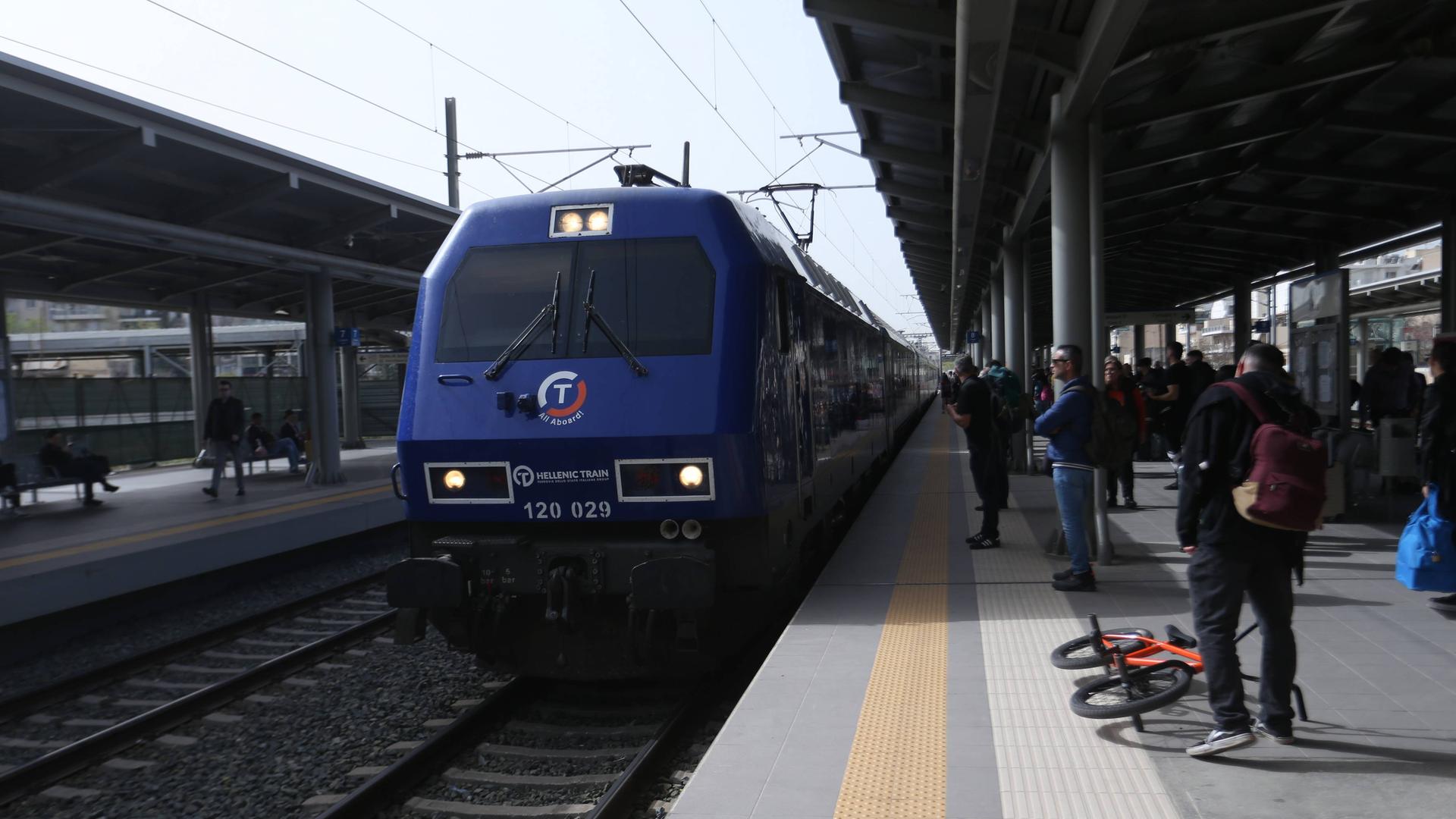 Ein Zug steht in einer Bahnstation in Athen (Archivfoto).