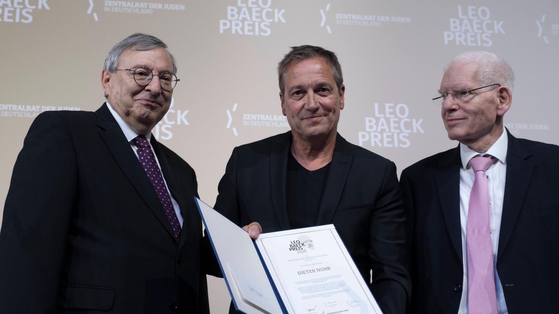 Zu sehen sind links Abraham Lehrer, Vizepräsident des Zentralrats der Juden in Deutschland, in der Mitte Dieter Nuhr mit der Auszeichnung in den Händen und rechts Josef Schuster, Präsident des Zentralrats der Juden in Deutschland. 
