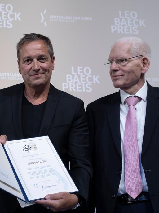 Zu sehen sind links Abraham Lehrer, Vizepräsident des Zentralrats der Juden in Deutschland, in der Mitte Dieter Nuhr mit der Auszeichnung in den Händen und rechts Josef Schuster, Präsident des Zentralrats der Juden in Deutschland. 