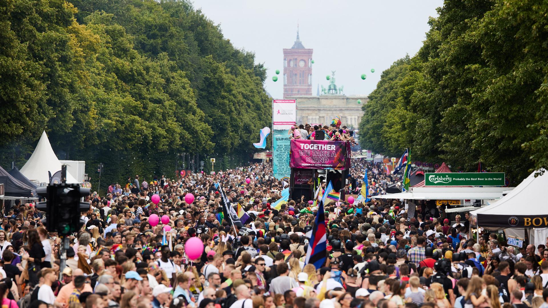 Berlin - Rund 250.000 Menschen beim Christopher Street Day