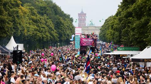 Eine Demonstrationszug durch Berlin nahe dem Brandenburger Tor.