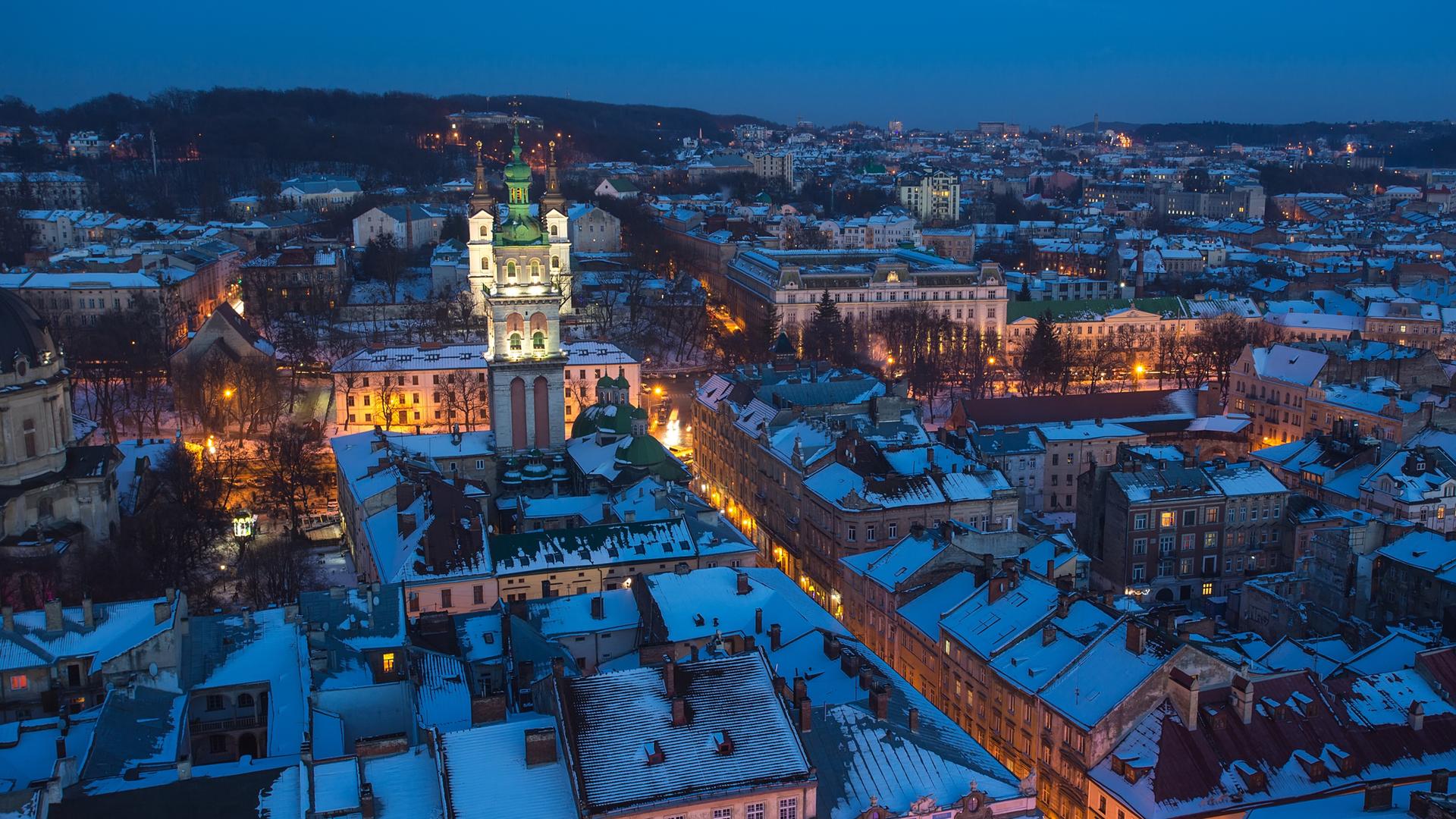 Die winterliche abendliche Altstadt von Lwiw aus der Vogelperspektive.