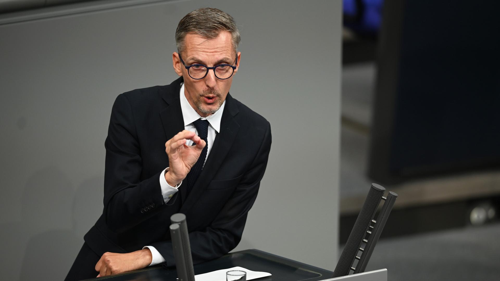 Ein schlanker Mann mit Brille spricht bei der Plenarsitzung im Deutschen Bundestag. Es ist der SPD-Politiker Lars Castellucci (SPD).