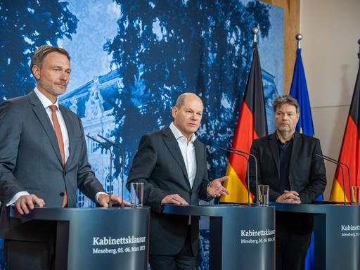 Lindner, Scholz und Habeck stehen an drei Redepulten. Im Hintergrund sieht man zwei Deutschland-Fahnen und die Flagge der Europäischen Union.