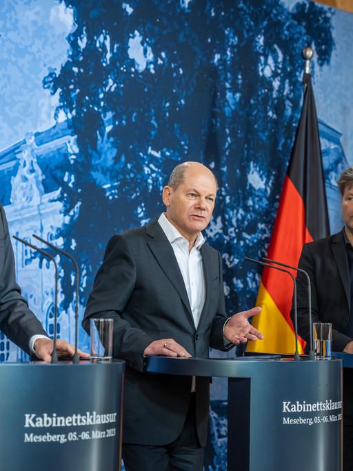 Lindner, Scholz und Habeck stehen an drei Redepulten. Im Hintergrund sieht man zwei Deutschland-Fahnen und die Flagge der Europäischen Union.