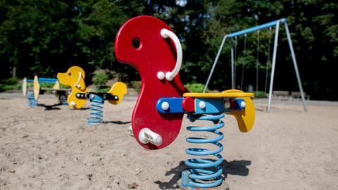 Eine Federwippe steht auf einem Spielplatz im Stadtteil Berg Fidel in Münster.