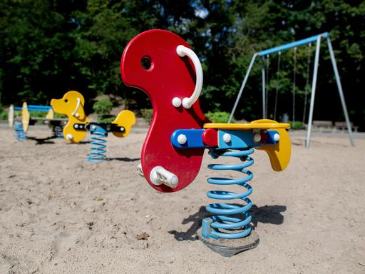 Eine Federwippe steht auf einem Spielplatz im Stadtteil Berg Fidel in Münster.