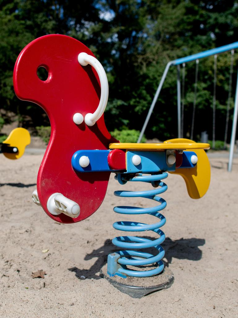 Eine Federwippe steht auf einem Spielplatz im Stadtteil Berg Fidel in Münster.