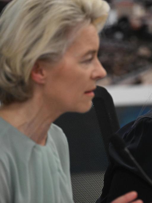 Italiens Regierungschefin Giorgia Meloni (r) und EU-Kommissionspräsidentin Ursula von der Leyen (l) während einer Pressekonferenz auf Lampedusa.