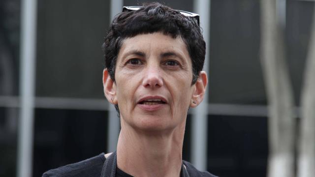 Eine Frau mit kurzen dunklen Haaren. Es ist die israelische Künstlerin Yael Bartana.