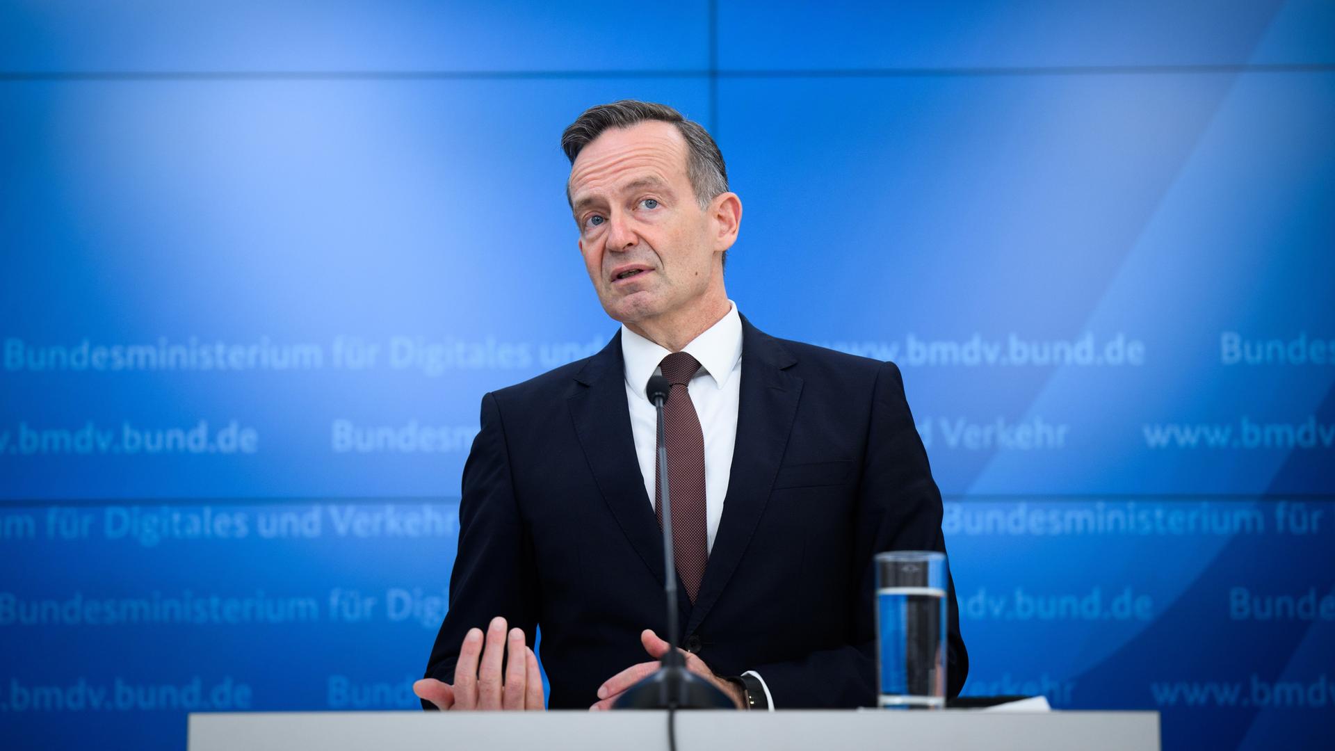 Volker Wissing (FDP), Bundesminister für Digitales und Verkehr, äußert sich bei einer Pressekonferenz im Bundesministerium für Digitales und Verkehr (BMDV) zum Abschlussbericht der Kommission Straßengüterverkehr. 