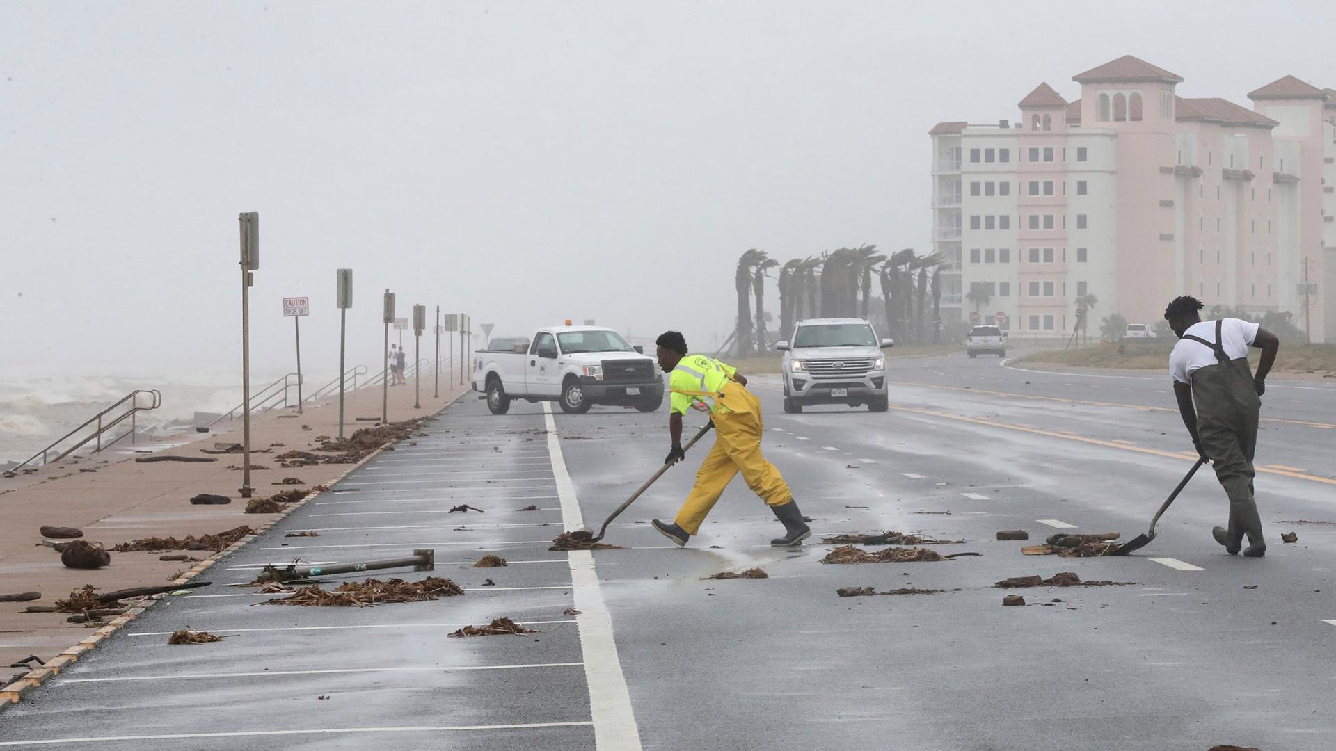 Arbeiter in Galveston säubern eine Straße, nachdem der Sturm "Beryl" über die Küste von Texas gezogen ist. 