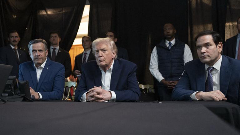 Das auf Trumps Plattform Truth Social veröffentlichte Bild zeigt (von links): CIA-Direktor Ratcliffe, US-Präsident Trump und US-Außenminister Rubio, wie sie die Gefangennahme von Maduro beobachten. Das auf Trumps Plattform Truth Social veröffentlichte Bild zeigt (von links): CIA-Direktor Ratcliffe, US-Präsident Trump und US-Außenminister Rubio, wie sie die Gefangennahme von Maduro beobachten.