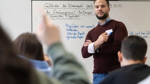 Schülerinnen und Schüler und Lehrer Bünyamin Avci beim islamischen Religionsunterricht am Friedrich-Schiller-Gymnasium in Ludwigsburg, 2022.