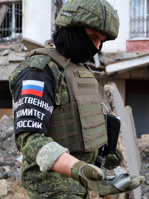 Ein russischer Soldat im Kriegsgebiet in der Ukraine