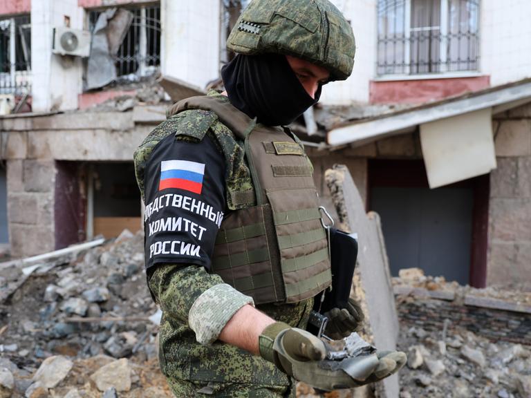 Ein russischer Soldat im Kriegsgebiet in der Ukraine