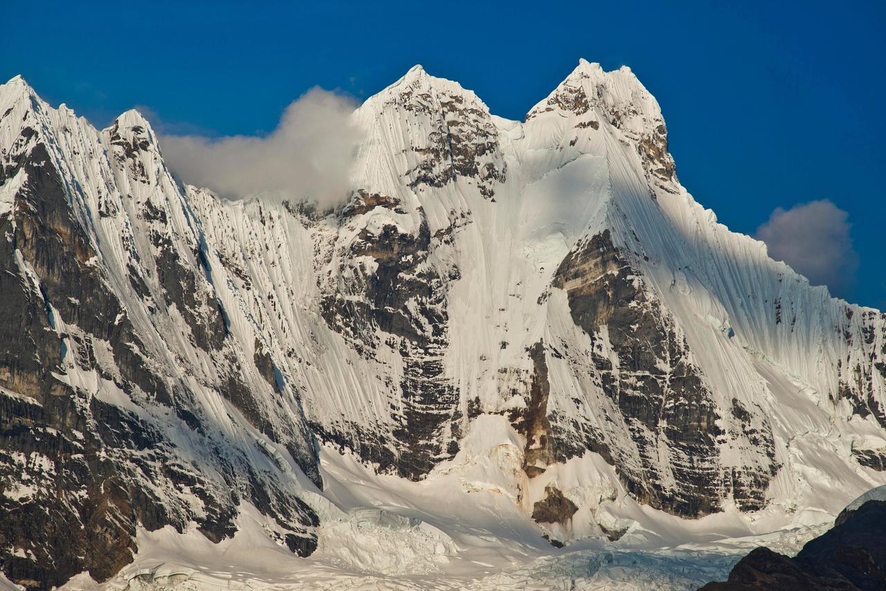 Vergletscherter, schneebedeckter Berg Yerupaja in Peru