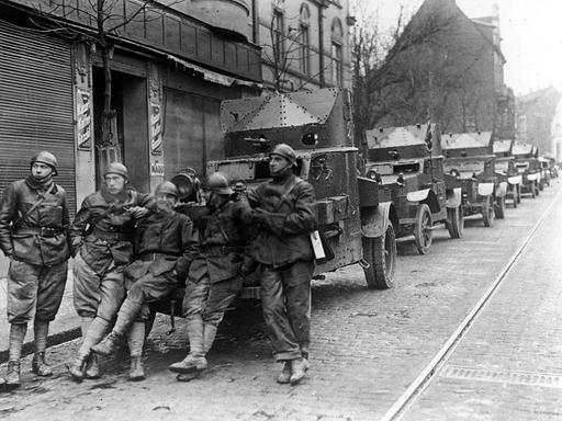 Französische Soldaten vor bewaffneten Fahrzeugen in Essen 