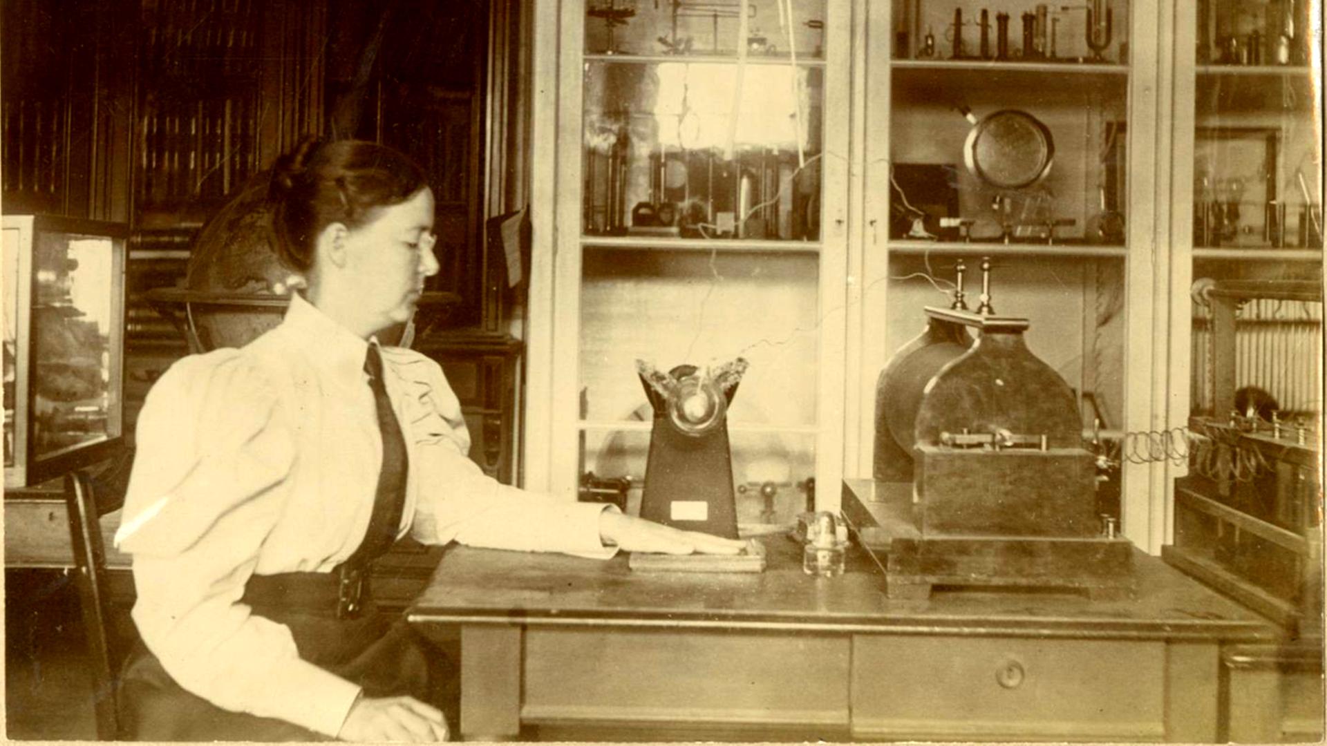 Die große Forscherin und Lehrerin Sarah Frances Whiting (1847-1927) im Labor
